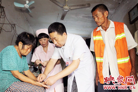 鄭州市管城區(qū)人民醫(yī)院院長張彥軍親自為謝秀進診斷，并為他們帶去了500多元的治療藥品。