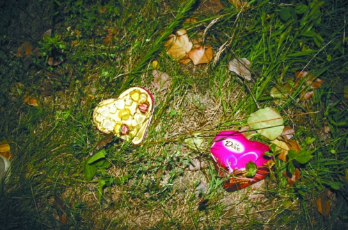 今天是七夕節(jié)，但這對(duì)愛(ài)人或許無(wú)法甜蜜分享這盒巧克力了……