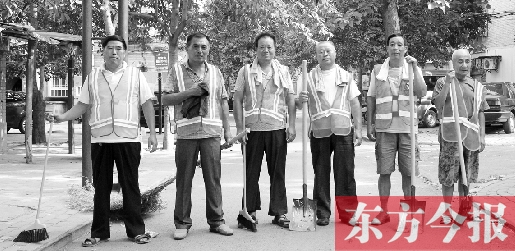 昨天下午6點，6名環(huán)衛(wèi)工人相伴乘坐B1返回27公里外的花園口村。