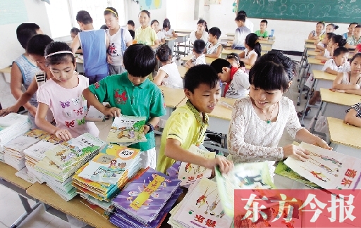 昨日，鄭州市中小學(xué)開(kāi)學(xué)，鄭州市帝湖小學(xué)教室內(nèi)，學(xué)生們?cè)诿赓M(fèi)領(lǐng)課本