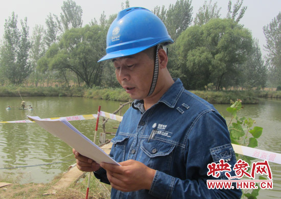 登塔之前，樊建軍在做最后的安全指示