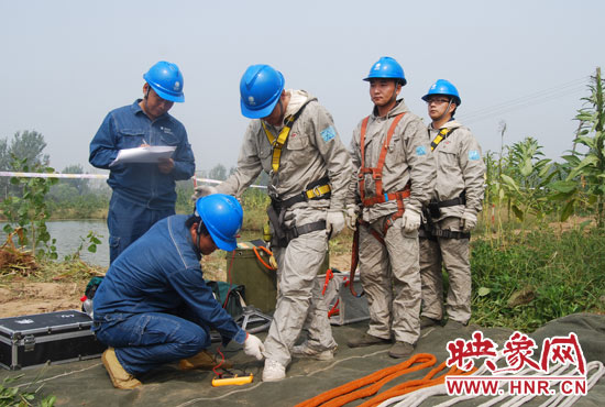 “弟兄們”每次上塔作業(yè)，樊建軍都要認(rèn)真核對(duì)檢查，不容一絲失誤出現(xiàn)。