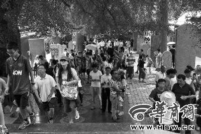每天都有大量游客涌來，探訪他們心目中的少林