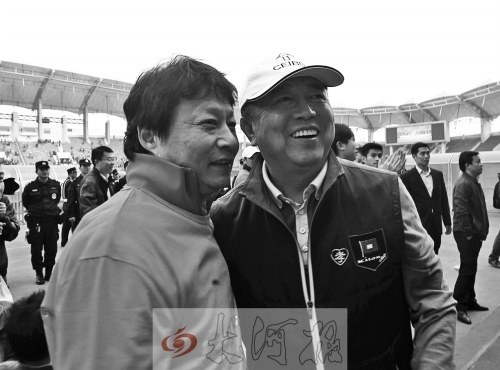比賽結(jié)束后，老胡熱情擁抱老唐。