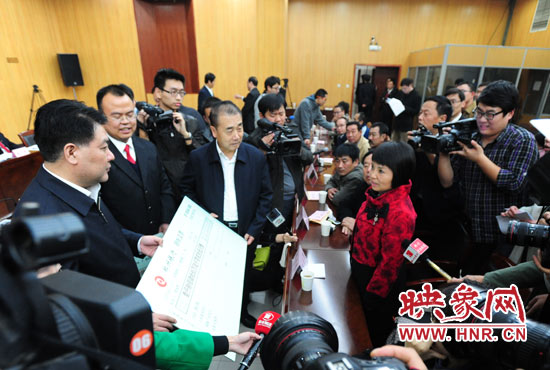 最高人民法院執(zhí)行局局長(zhǎng)劉貴祥、河南省高級(jí)人民法院院長(zhǎng)張立勇親手為申請(qǐng)執(zhí)行人員發(fā)放執(zhí)行款