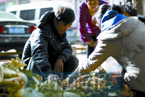附近的市民得知了他的遭遇，紛紛前來買菜