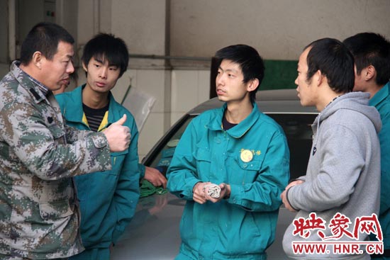 楊冠軍（左）在和兄弟們交流時(shí)，多數(shù)都是用手語