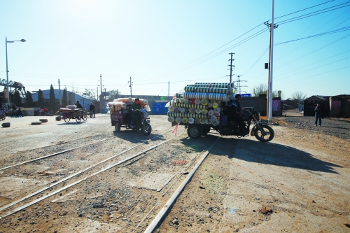 這里常?！叭搜鲴R翻”,常有婦女騎車帶孩子摔得頭破血流
