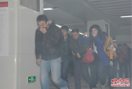 演習(xí)中，地鐵乘客從地鐵車廂中跑出。
