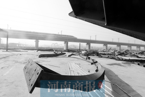 　鐵路兩側(cè)，不少建筑物已經(jīng)被拆除