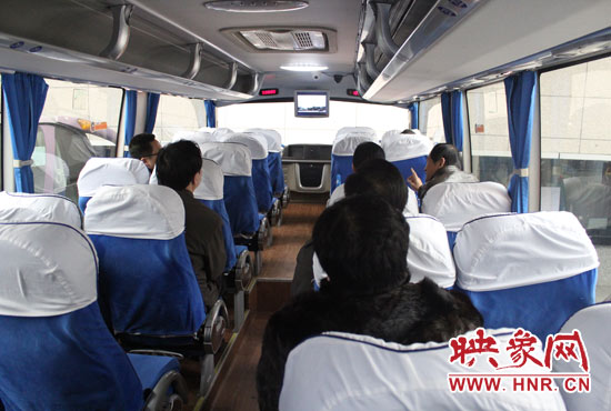 大巴車內(nèi)均在播放著這部以農(nóng)民工討薪為題材的微電影。