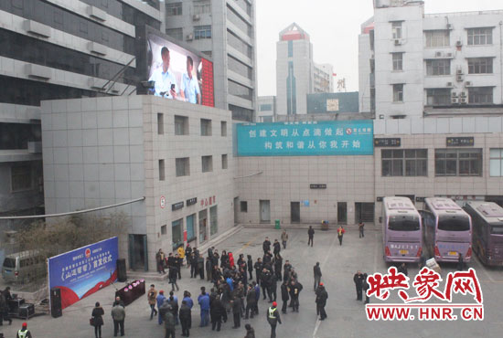大巴車內(nèi)均在播放著這部以農(nóng)民工討薪為題材的微電影。