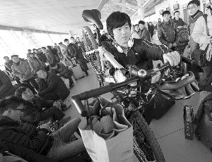 由于媽媽生病，盧文成只得中途放棄騎行改乘火車趕回老家。