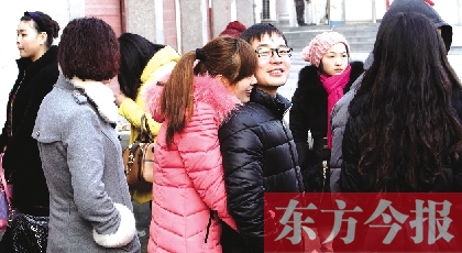 在鄭州市二七區(qū)婚姻登記處，新人們在門外排長隊