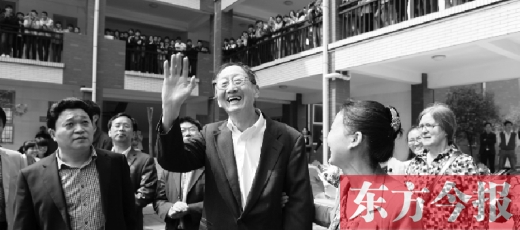 4月23日上午，崔琦偕夫人參觀寶豐一高