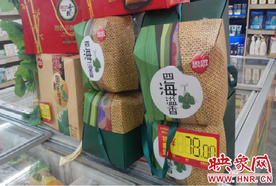 今年商場(chǎng)里的散裝、袋裝粽子多了，盒裝粽子的售價(jià)也更加親民。