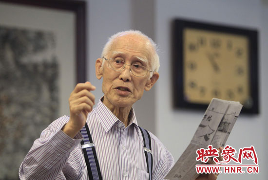 余光中現(xiàn)場(chǎng)朗誦新詩(shī)《招魂》。