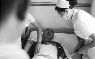 昨天，鄭州市第一人民醫(yī)院，被打傷的鄭州管城區(qū)執(zhí)法隊(duì)員唐建偉在接受治療。