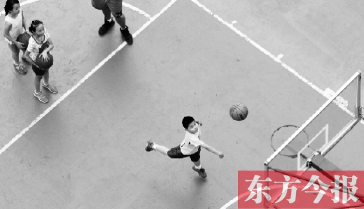 7月2日，河南工業(yè)大學(xué)籃球場(chǎng)內(nèi)，幾名孩子正在接受籃球訓(xùn)練