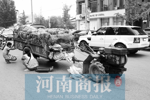 兩車相蹭后，小陳與妻子慌了神