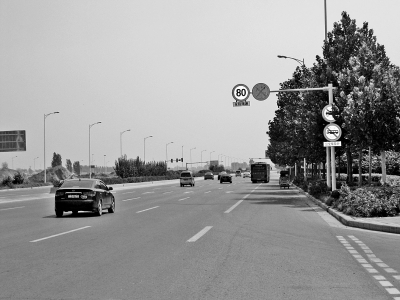 走訪鄭開大道，記者發(fā)現(xiàn)路上的限速標(biāo)志已明顯減少。