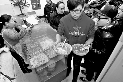 　　上圖2013年年初，很多鄭州市民光臨李剛的面館，掀起“全城吃面”熱潮。CFP供圖