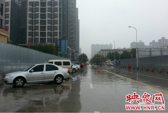 在新開通的東明路上,仍有多數(shù)私家車違規(guī)停車。