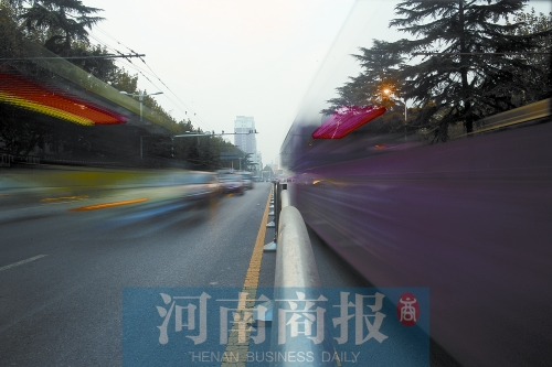 如今的建設(shè)路拓寬了不少，各種車(chē)輛川流不息（照片為多次曝光合成）