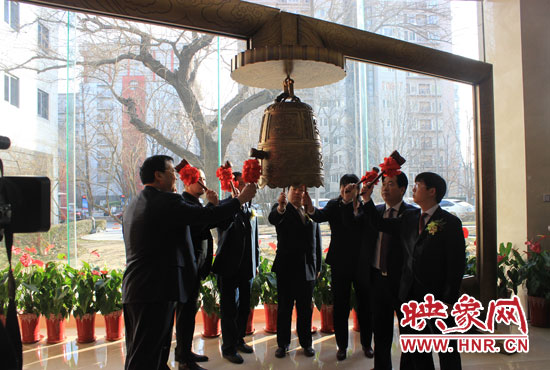 1月7日，在全國(guó)股份轉(zhuǎn)讓系統(tǒng)（即新三板），伴隨著開市寶鐘的敲響，山水園林股份有限公司正式登陸新三板。