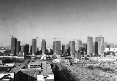 在鄭州市同一地點拍攝的照片，下為1月1日晴朗天氣，上為1月5日霧霾天氣。（拼接圖片）