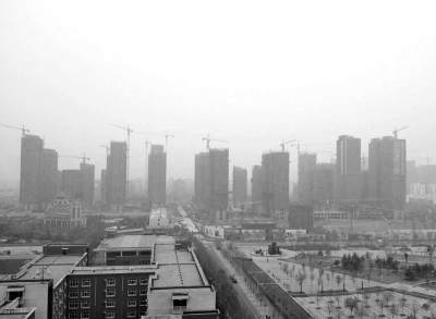 在鄭州市同一地點拍攝的照片，下為1月1日晴朗天氣，上為1月5日霧霾天氣。（拼接圖片）