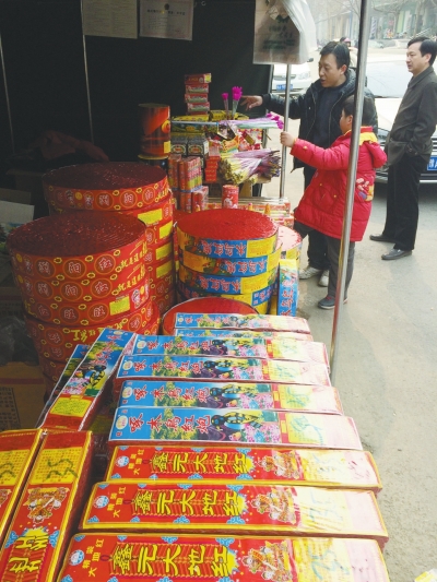 一家鞭炮攤兒前，只有少數(shù)人駐足購買。