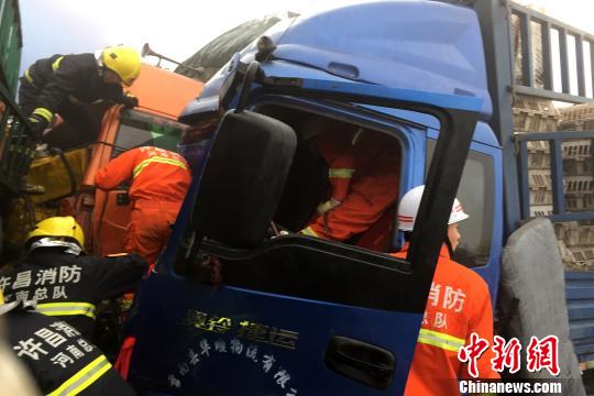 圖為21日，蘭南高速河南段21輛汽車發(fā)生連環(huán)相撞事故，消防人員對被困傷員進(jìn)行緊急救援?！」啤z
