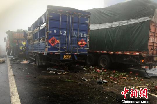 圖為21日，蘭南高速河南段車禍?zhǔn)鹿尸F(xiàn)場一片狼藉?！」啤z
