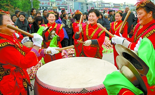 11月15日，鄧州廣大干部群眾載歌載舞慶祝黨的十八大勝利閉幕。