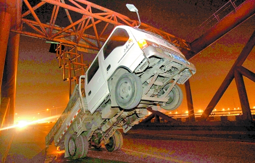 　車上升降機(jī)的工作臺被卡，車身前部高高翹起。