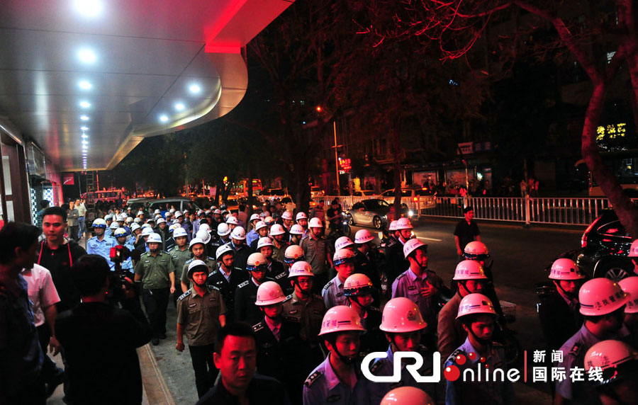 2012年12月26日晚，海南省三亞市，三亞市綜合行政執(zhí)法局河西大隊(duì)近百名城管上街執(zhí)法。