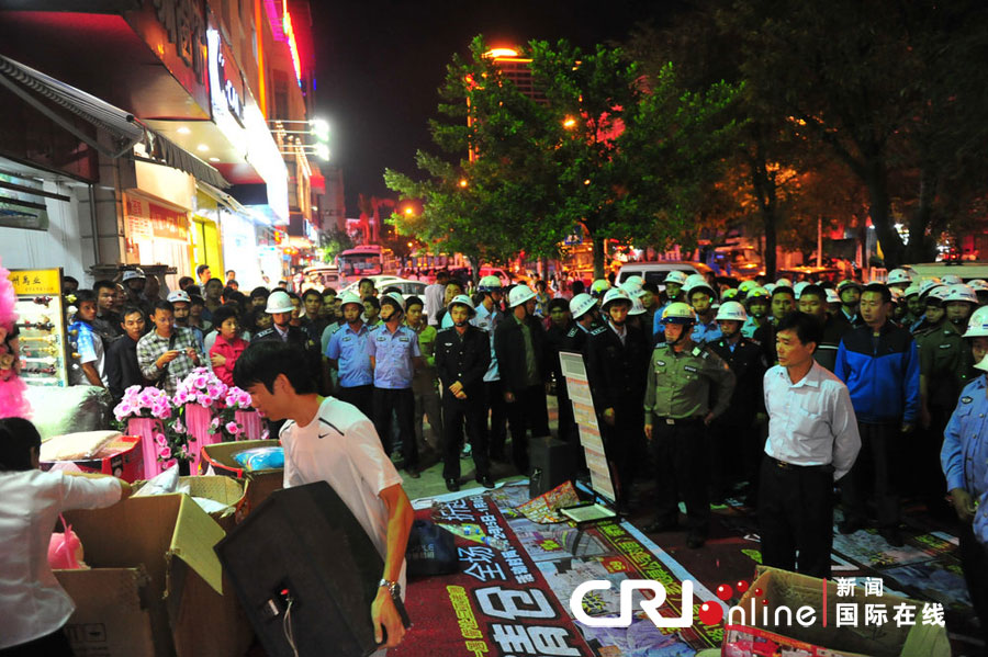 　2012年12月26日晚，海南省三亞市，三亞市綜合行政執(zhí)法局河西大隊(duì)近百名城管上街執(zhí)法。