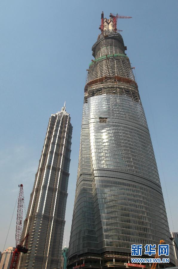 在建的國內第一高樓“上海中心”（右）（4月11日攝）。