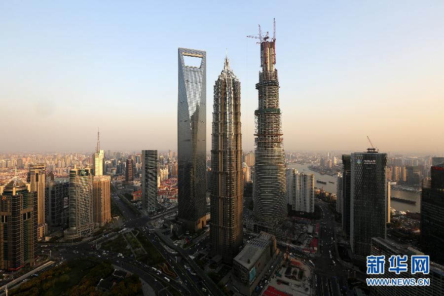 這是4月10日拍攝的上海陸家嘴，右側建設中的超高層建筑為上海中心大廈。