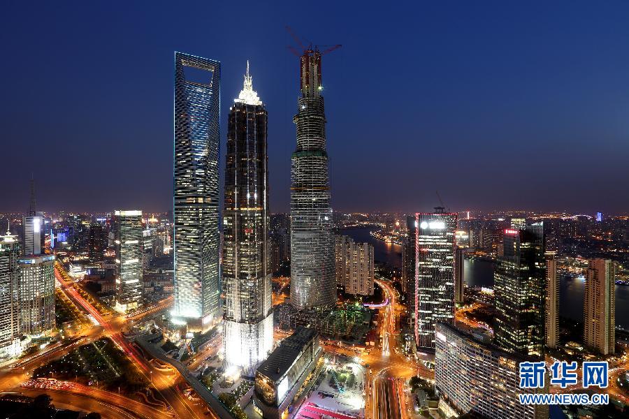 4月10日拍攝的上海陸家嘴，右側建設中的超高層建筑為上海中心大廈。