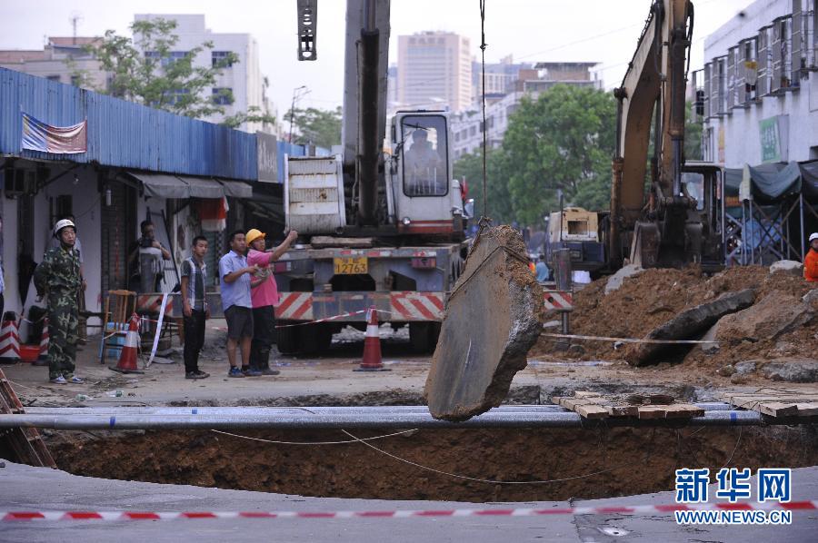 5月21日，在廣東省深圳市龍崗區(qū)橫崗街道紅棉二路華茂工業(yè)園路面塌陷處，救援人員在現(xiàn)場救援。