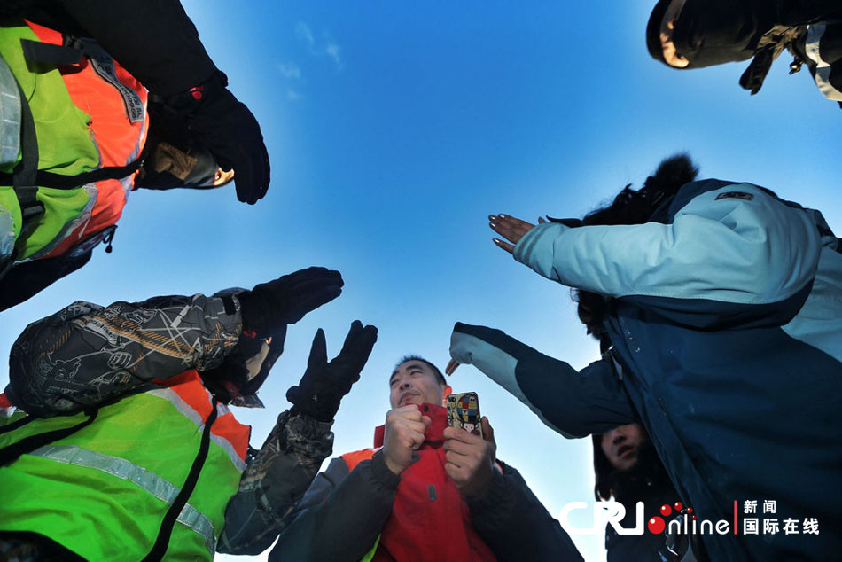 2012年12月23日，北京靈山，救援人員在積雪四十厘米多的山上搜救。
