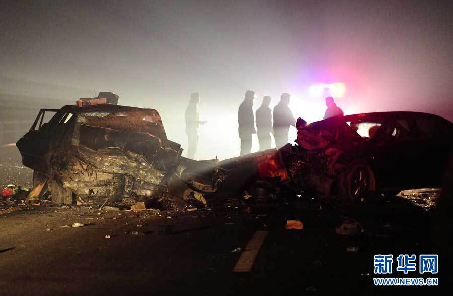 2013年1月9日，合肥，事故現(xiàn)場，兩輛受損車輛已經(jīng)全部變形