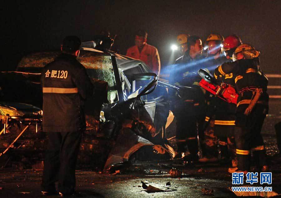 2013年1月9日，合肥，事故現(xiàn)場，兩輛受損車輛已經(jīng)全部變形