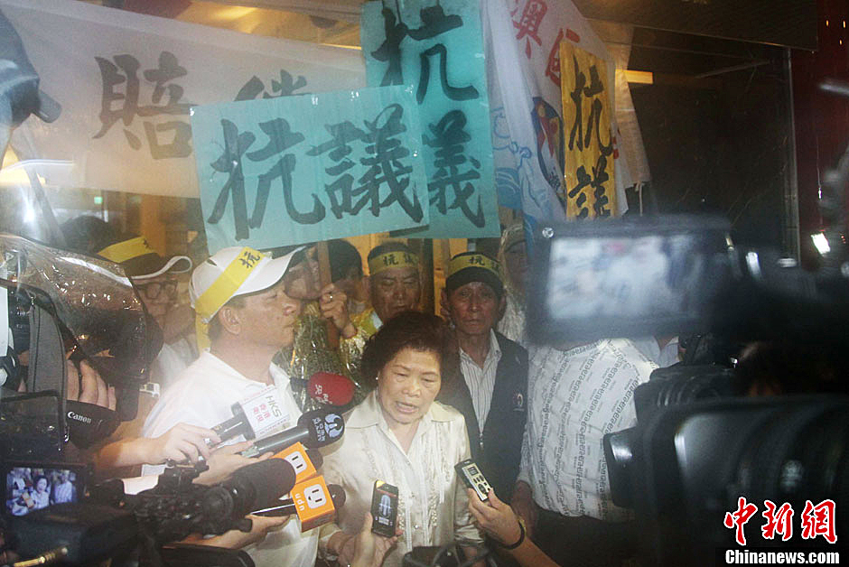 圖為死者洪石成的遺孀控訴菲相關人員暴行，呼吁菲方正式道歉。中新社發(fā) 董會峰/攝