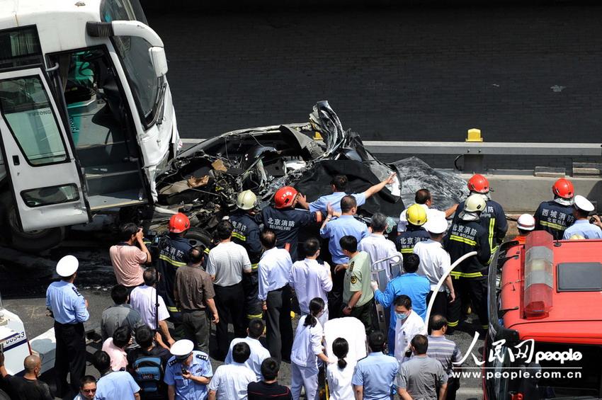 北京大客車追尾碾壓奧迪司機(jī)被困車中。