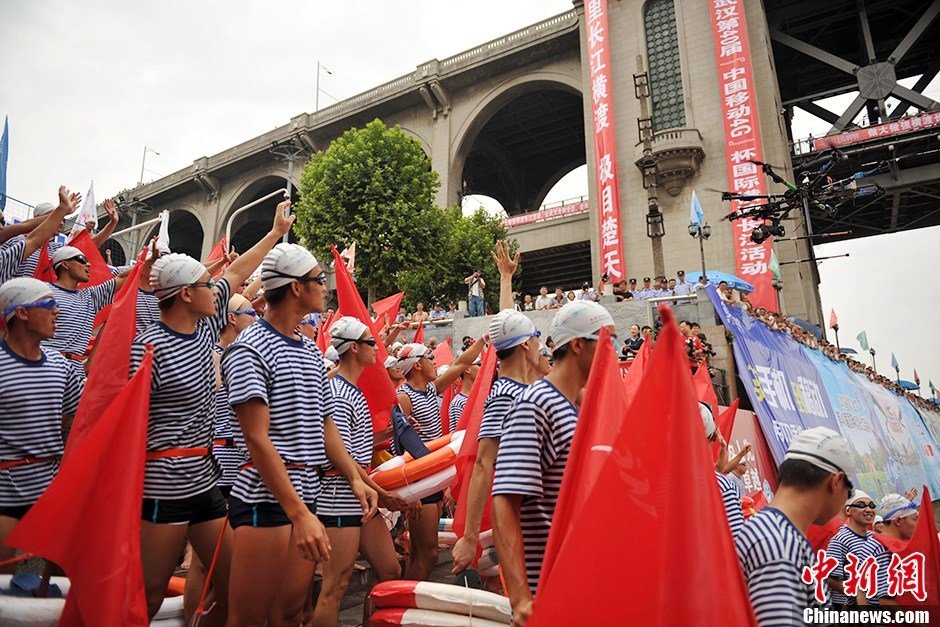 圖為28個(gè)橫渡方隊(duì)依次下水橫渡長江。中新社發(fā) 張暢 攝