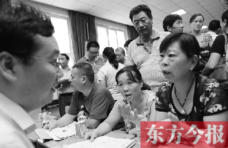 帶著孩子小升初的諸多疑問，眾多家長（右）向教育部門咨詢