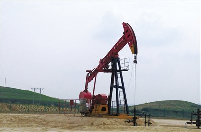 長(zhǎng)慶油田標(biāo)準(zhǔn)化井場(chǎng)，位于定邊縣新安邊鎮(zhèn)店子坪村黃土高原上。